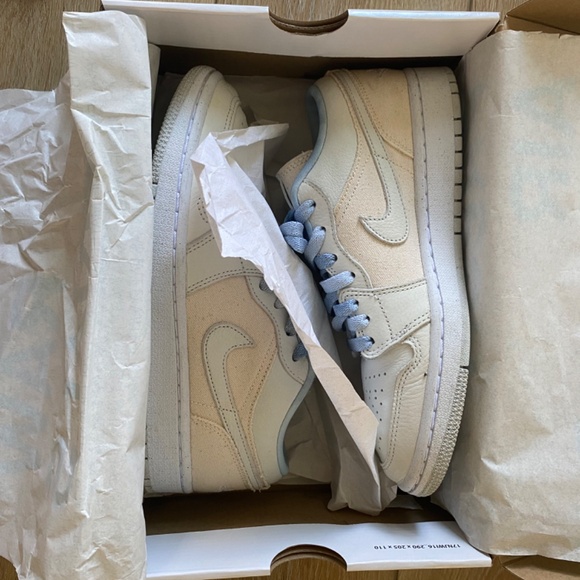 *like new* Nike Jordan 1 Low Iris Canvas Whisper Sail - cream, blue, beige - Picture 11 of 13